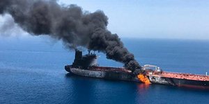 Οι φλόγες καίνε το δεξαμενόπλοιο στον κόλπο του Ομάν