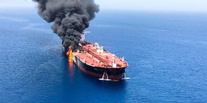 Επίθεση σε τάνκερ στο Ομάν. Το Ιράν κατηγορούν οι ΗΠΑ