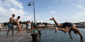Νεαροί βουτούν στη θάλασσα από προβλήτα σε προάστιο της Θεσσαλονίκης