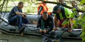 Διασώστες σε βάρκα μέσα σε ποτάμι
