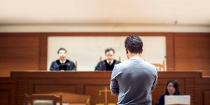 Κατηγορούμενος σε αίθουσα δικαστηρίου