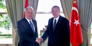 Ο Δημήτρης Αβραμόπουλος και ο Ρετζέπ Ταγίπ Ερντογάν δίνουν χειραψία