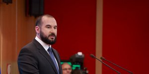 Ο Δημήτρης Τζανακόπουλος μιλάει στο βήμα