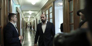 Ο Δημήτρης Τζανακόπουλος περπατάει σε διάδρομο της Βουλής