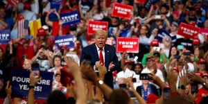 Ο Ντόναλντ Τραμπ μιλάει σε ψηφοφόρους του