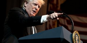 Ο Ντόναλντ Τραμπ μιλάει στο βήμα