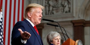 Ο Ντόναλντ Τραμπ μιλάει στο βήμα με Τερέζα Μέι