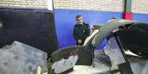 Ιρανός στρατηγός μπροστά στα συντρίμμια του drone