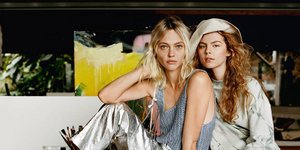 Δύο μοντέλα ποζάρουν στον φακό με look για την παραλία