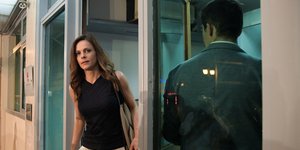 Η Εφη Αχτσιόγλου αποχωρεί από κτίριο