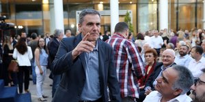 Ο Ευκλείδης Τσακαλώτος μιλάει σε κόσμο