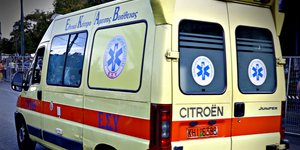 Ασθενοφόρο των ΕΚΑΒ μετέφερε τον νεκρό άνδρα στο νοσοκομείο