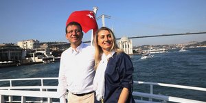 Ο Εκρέμ Ιμάμογλου και η σύζυγός του Ντιλέκ στον Βόσπορο μια μέρα πριν ανοίξουν οι κάλπες