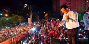Ο Εκρέμ Ιμάμογλου χαιρετάει κόσμο από ψηλά