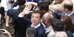 Ο Εκρέμ Ιμάμογλου ανάμεσα σε κόσμο