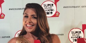 Η Έλενα Παπαρίζου με το βραβείο της χαμογελάει