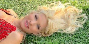 Η Ελένη Μενεγάκη στην Ανδρο για το Σαββατοκύριακο