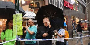 Πολίτες παρακολουθούν τους καπνούς σε ουρανοξύστη του Μανχάταν όπου έχει συντριβεί ελικόπτερο