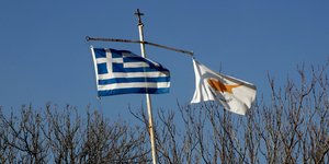 Ελληνική και κυπριακή σημαία