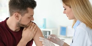 Γυναίκα κάνει εμβόλιο σε άνδρα