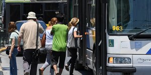 Επιβάτες μπαίνουν σε λεωφορείο