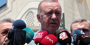 Ρετζέπ Ταγίπ Ερντογάν μπροστά σε μικρόφωνα