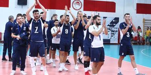 Παίκτες στην Εθνική βόλεϊ ανδρών χαιρετούν τον κόσμο