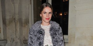 Η Ευγενία Νιάρχου με φόρεμα και παλτό, κόκκινο κραγιόν