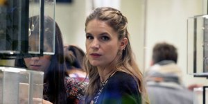 Η Ευγενία Νιάρχου σε ένα κατάστημα με μαζεμένα τα μαλλιά της 