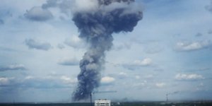 Στήλη μαύρου καπνού στον ουρανό μετά την έκρηξη στο Ντζερζίνσκ 