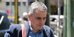 Ο Ευκλείδης Τσακαλώτος περπατάει σκυφτός