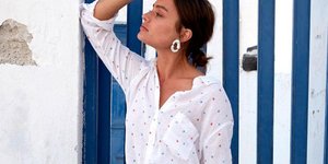 Φασιονίστα με πουκάμισο και τζιν