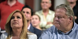 Φώφη Γεννηματά και Ευάγγελος Βενιζέλος κοιτάζουν σοβαροί