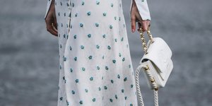 Λευκό μακρύ φόρεμα και τσάντα λευκή με χρυσή αλυσίδα