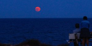 Η πανσέληνος της Φράουλας από τις ακτές της Ραφήνας