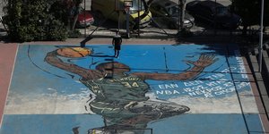 Το γήπεδο στα Σεπόλια με το γκράφιτι του Γιάννη Αντετοκούνμπο