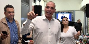 Γιάνης Βαρουφάκης με λευκό πουκάμισο 