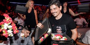 Ο Δημήτρης Γιαννακόπουλος γιόρτασε με τους παίκτες του Παναθηναϊκού το Πρωτάθλημα του μπάσκετ στα μπουζούκια