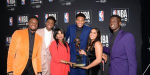 Ο Γιάννης Αντετοκούνμπο μαζί με την οικογένεια του