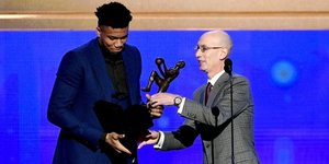 Ο Giannis παραλαμβάνει το βραβείο του MVP