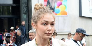 H Τζίτζι Χαντίντ με κολιέ