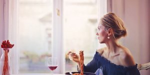 Γυναίκα ντυμένη στα μπλε τρώει μακαρόνια