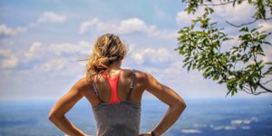 Γυναικεία πλάτη με αθλητικό μπούστο με θέα και ένα δέντρο στα δεξιά