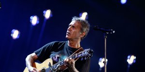Ο Γιώργος Νταλάρας τραγουδάει με κιθάρα στα χέρια