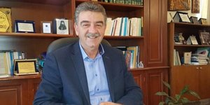 Ο Γιώργος Δαμαστάνης δήμαρχος Γρεβενών στο γραφείο του