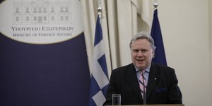 Ο Γιώργος Κατρούγκαλος μιλάει από το βήμα στο υπουργείο Εξωτερικών