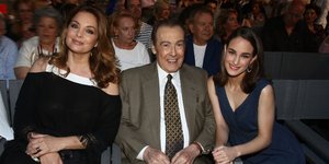 Η Άντζελα Γκερέκου μαζί με τον Τόλη Βοσκόπουλο και την κόρη τους