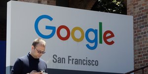 Πινακίδα της Google με άνθρωπο να περπατά μπροστά