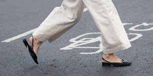 Γυναίκα με φλατ παπούτσια