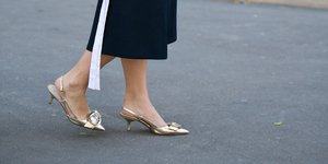 Γυναίκα με ασπρόμαυρο σύνολο